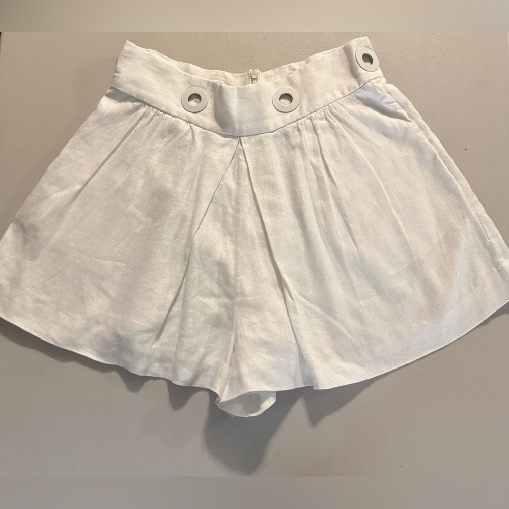 Zimmermann Women’s Ivory Pleated Skorts
Sz 3
100% Linen. Pre-Owned